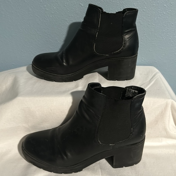 Size 9, new Steve Madden booties - Picture 2 of 14